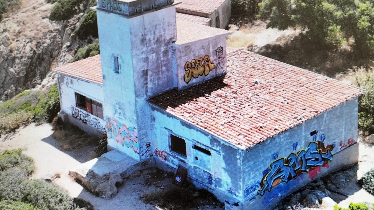 Sorpresi mentre imbrattano il faro di Capo Ferrato: denunciati due writers
