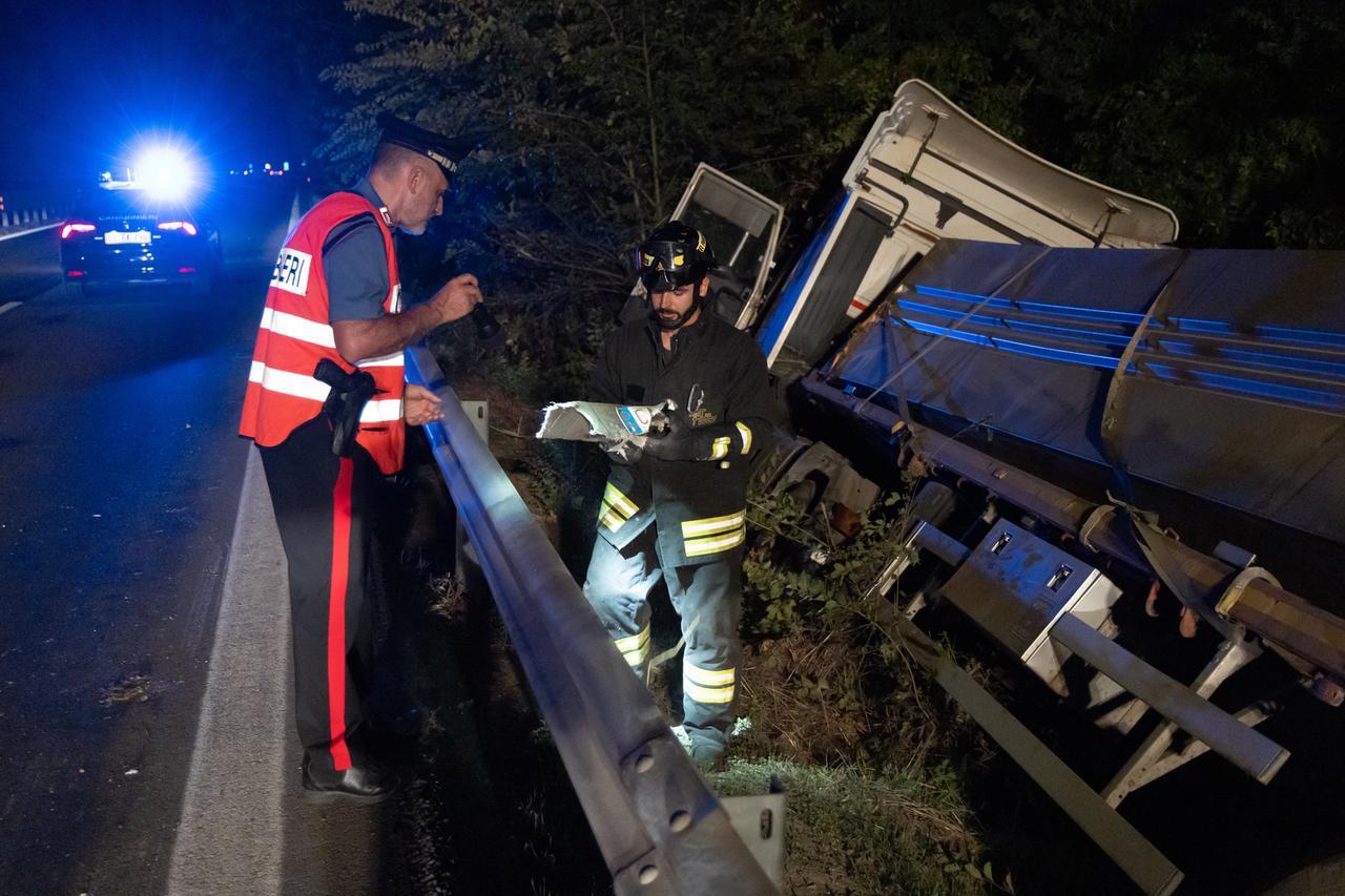 Furgone frena, camion di pomodori sbanda ed esce dalla Superstrada