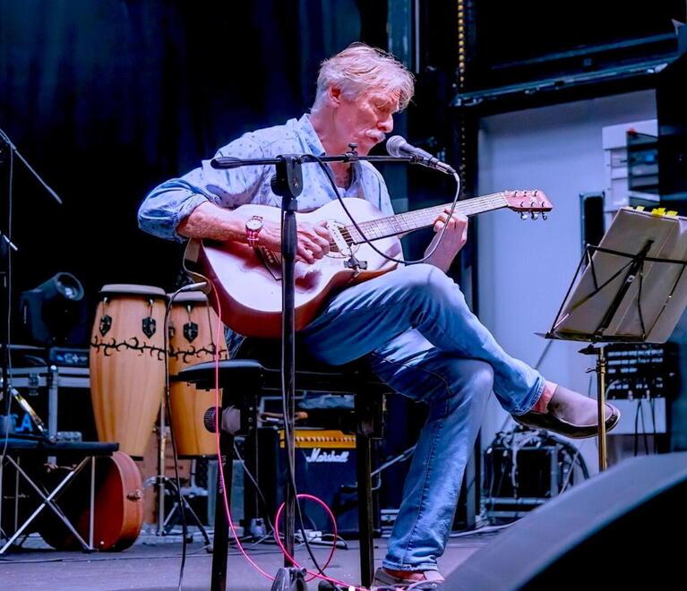 «Io, Funari e Sanremo». Torna a suonare nella sua Livorno Alessio Colombini il cantautore dei big<br type="_moz" />
