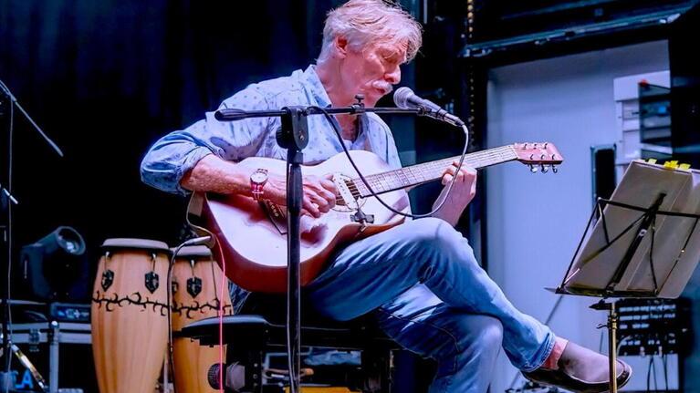 «Io, Funari e Sanremo». Torna a suonare nella sua Livorno Alessio Colombini il cantautore dei big<br type="_moz" />