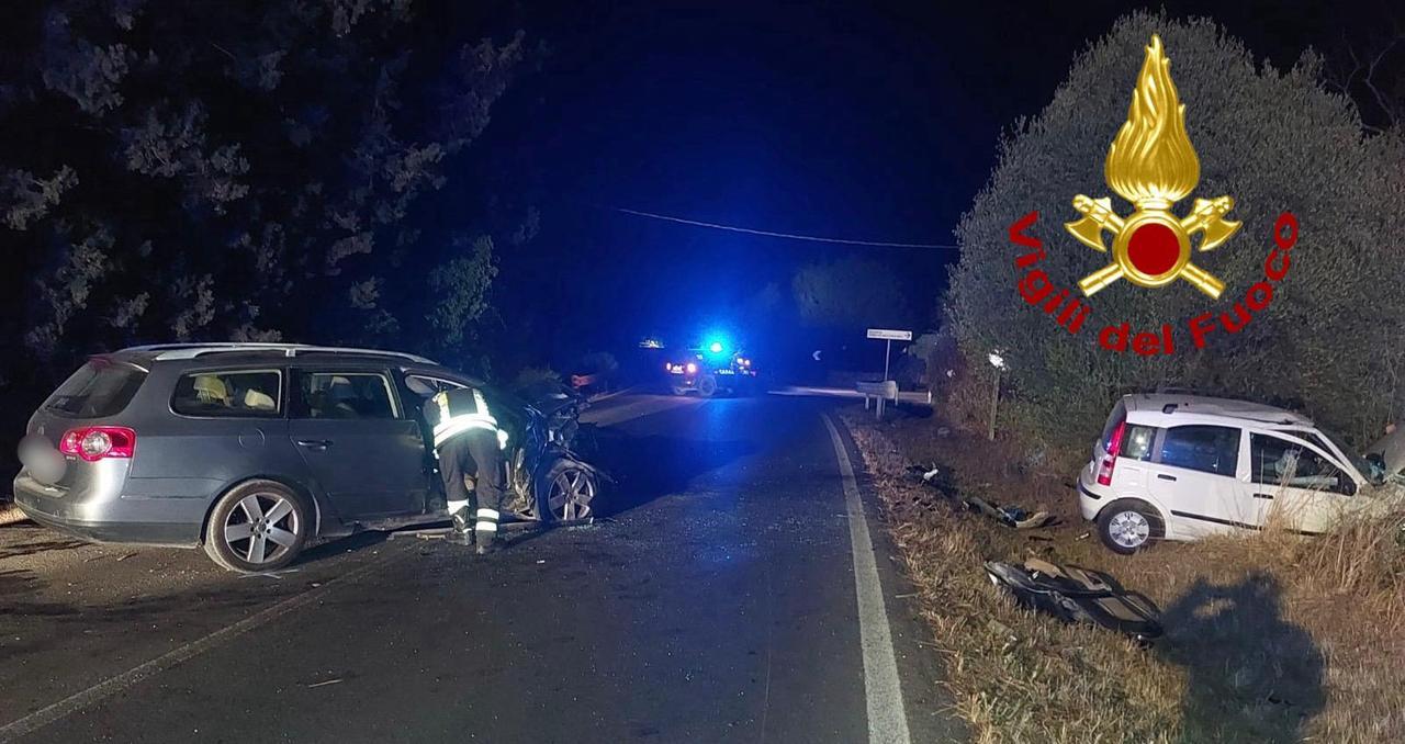 Scontro fra auto, uno dei tre feriti bloccato nelle lamiere soccorso dai vigili del fuoco