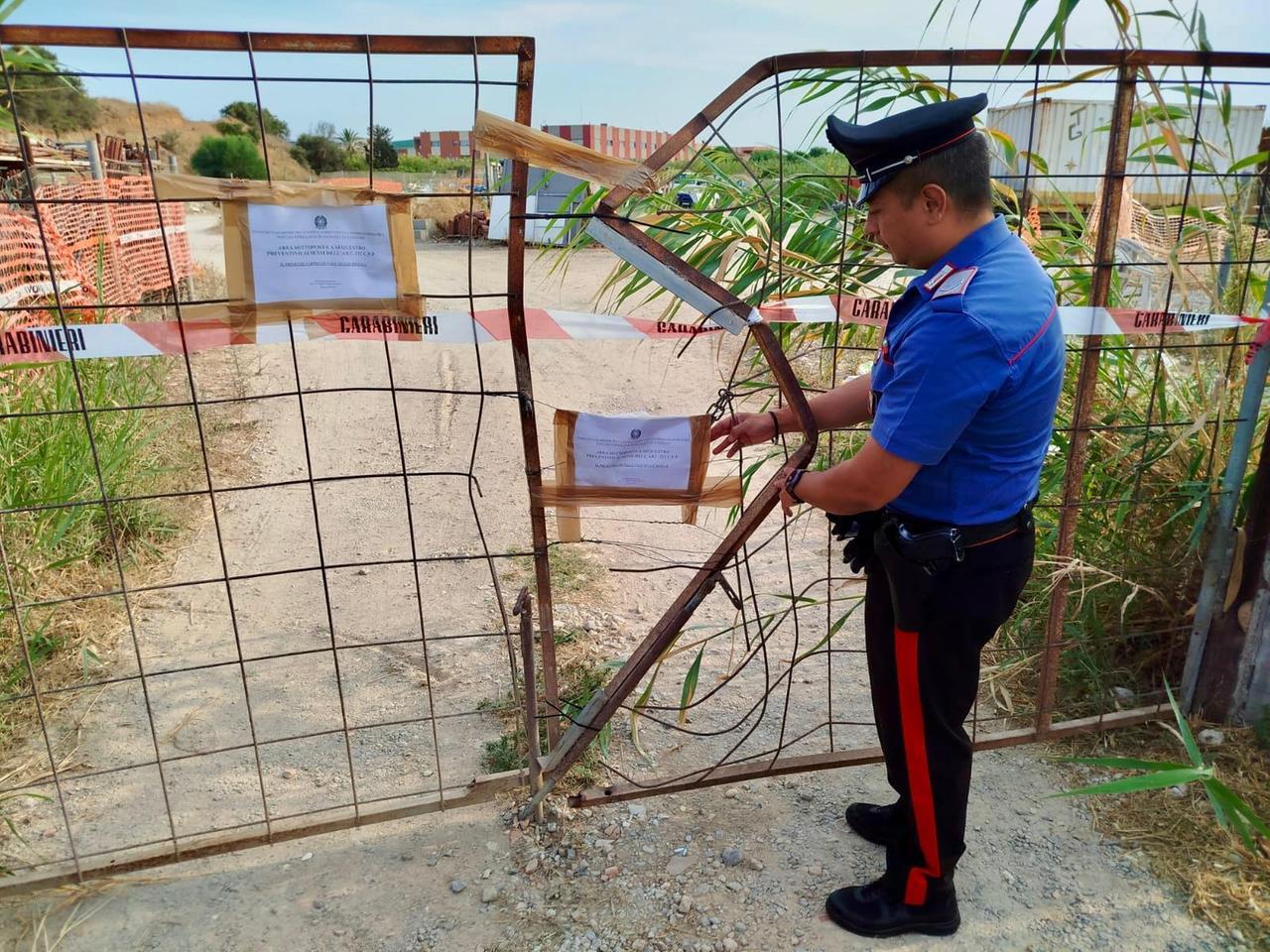 Maxi discarica abusiva sequestrata dai carabinieri: rifiuti pericolosi in 20mila metri quadri, tre denunciati