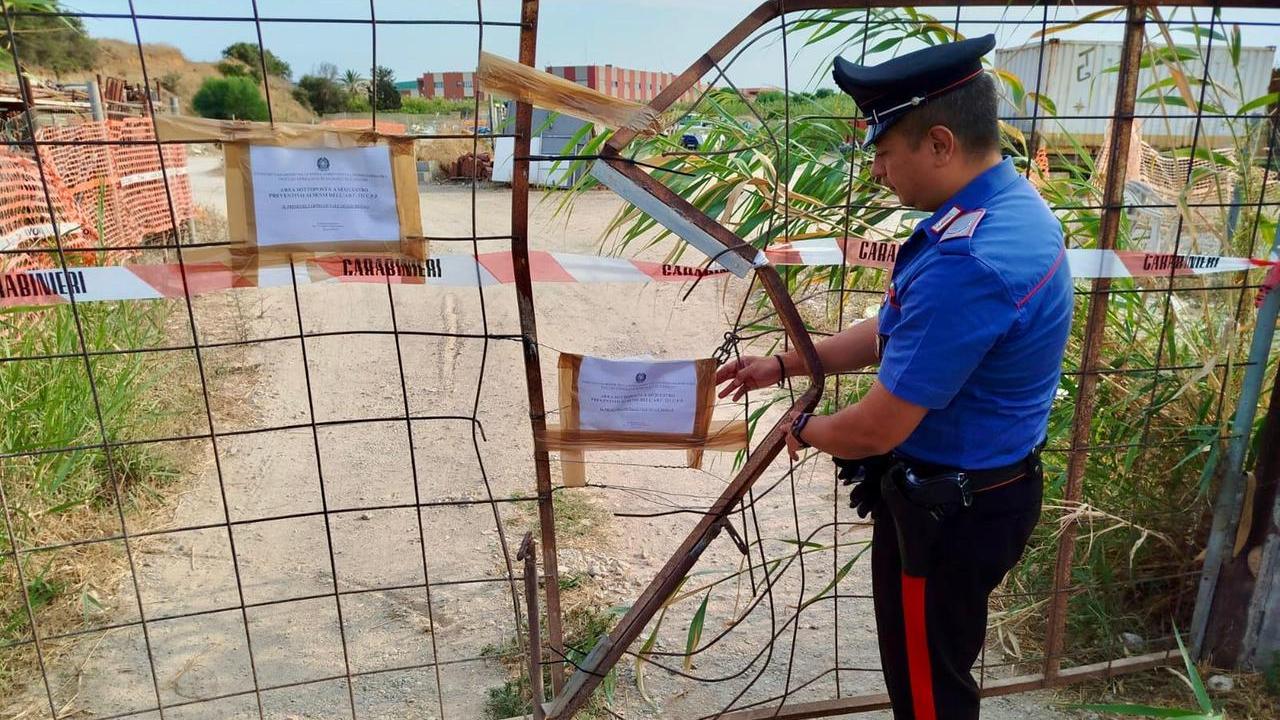 Maxi discarica abusiva sequestrata dai carabinieri: rifiuti pericolosi in 20mila metri quadri, tre denunciati