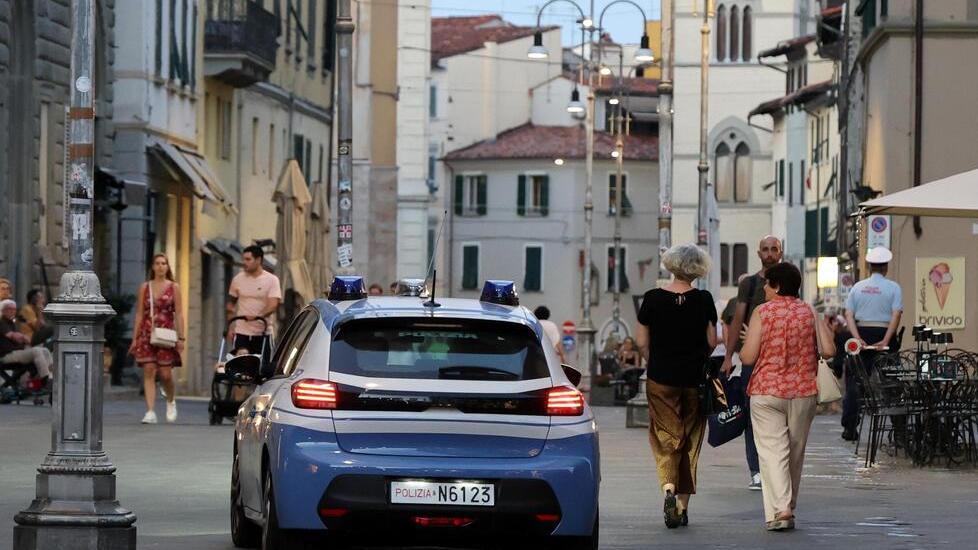 Pistoia, bimba azzannata da un cane mentre passeggia coi genitori: ha una grave infezione