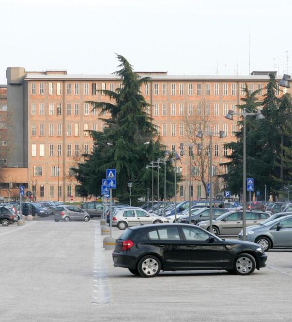 Estorsione nel parcheggio dell’ospedale: «Pagami o ti rigo la Porsche». Arrestato