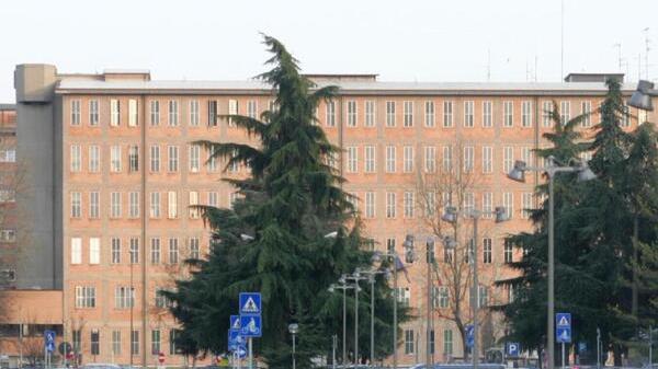 Estorsione nel parcheggio dell’ospedale: «Pagami o ti rigo la Porsche». Arrestato