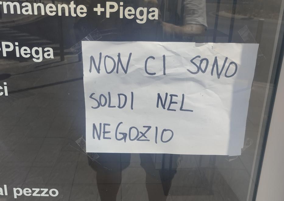 Firenze, spaccano la vetrina del parrucchiere mentre è in vacanza: quarto caso S. Jacopino