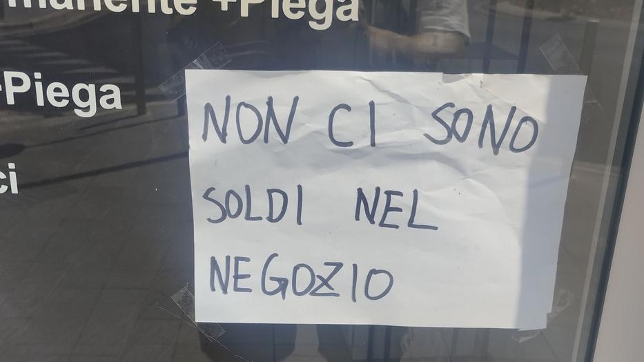 Firenze, spaccano la vetrina del parrucchiere mentre è in vacanza: quarto caso S. Jacopino
