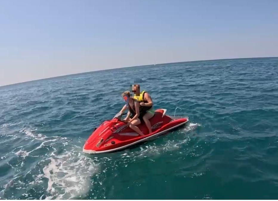 
	Padre e figlio sulla moto d'acqua in una foto inviata dalla capitaneria

