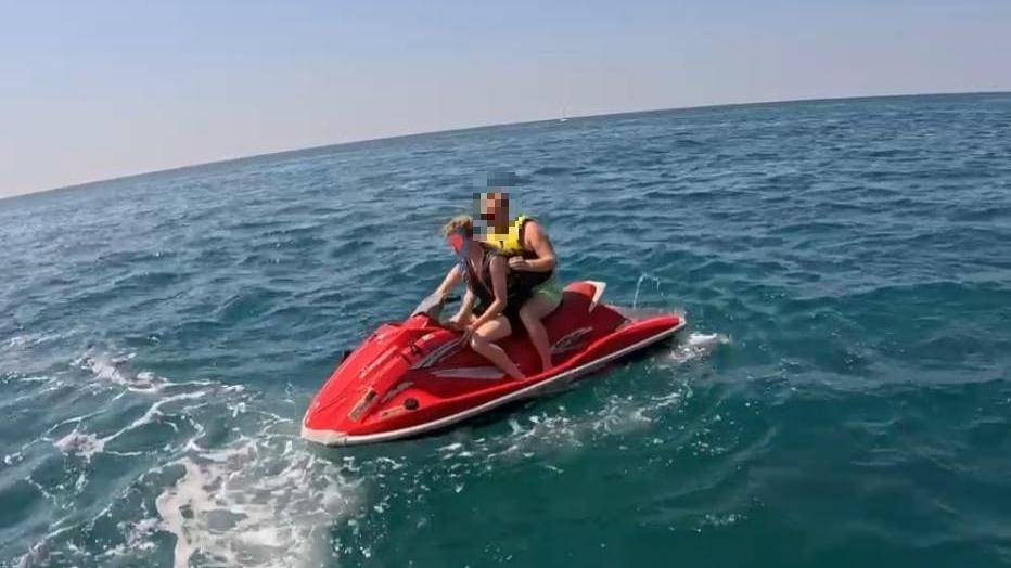 Padre e figlio sulla moto d'acqua in una foto inviata dalla capitaneria