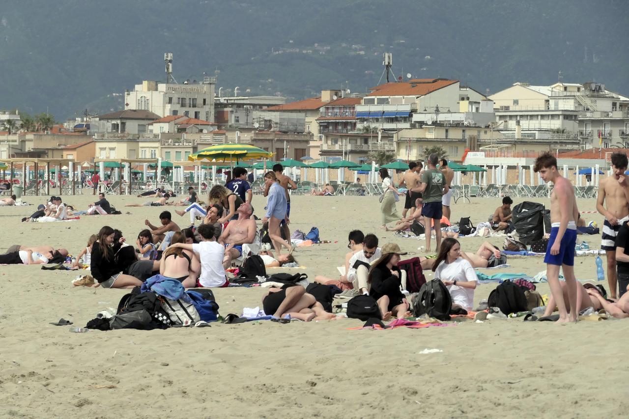 
	Spiaggia affollata a Viareggio


