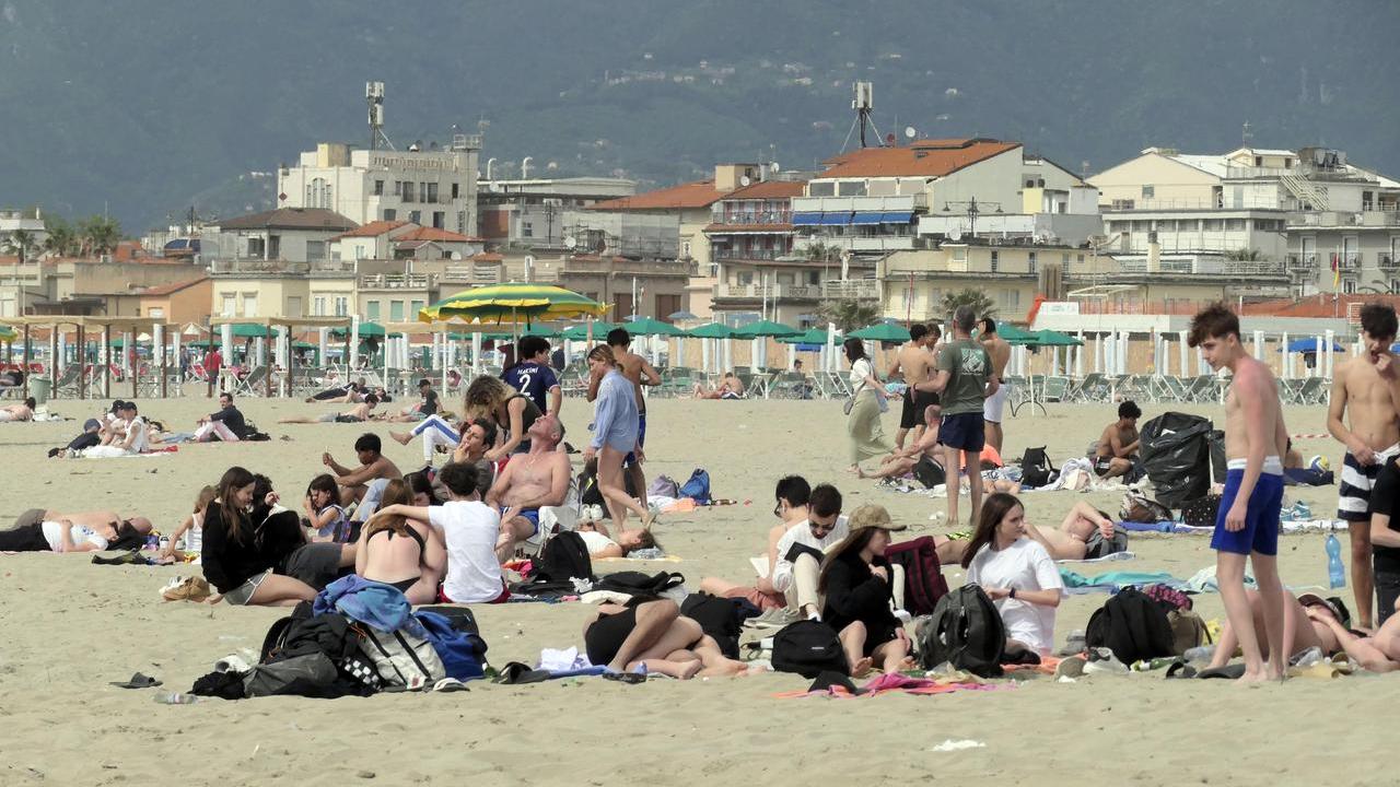 Spiaggia affollata a Viareggio