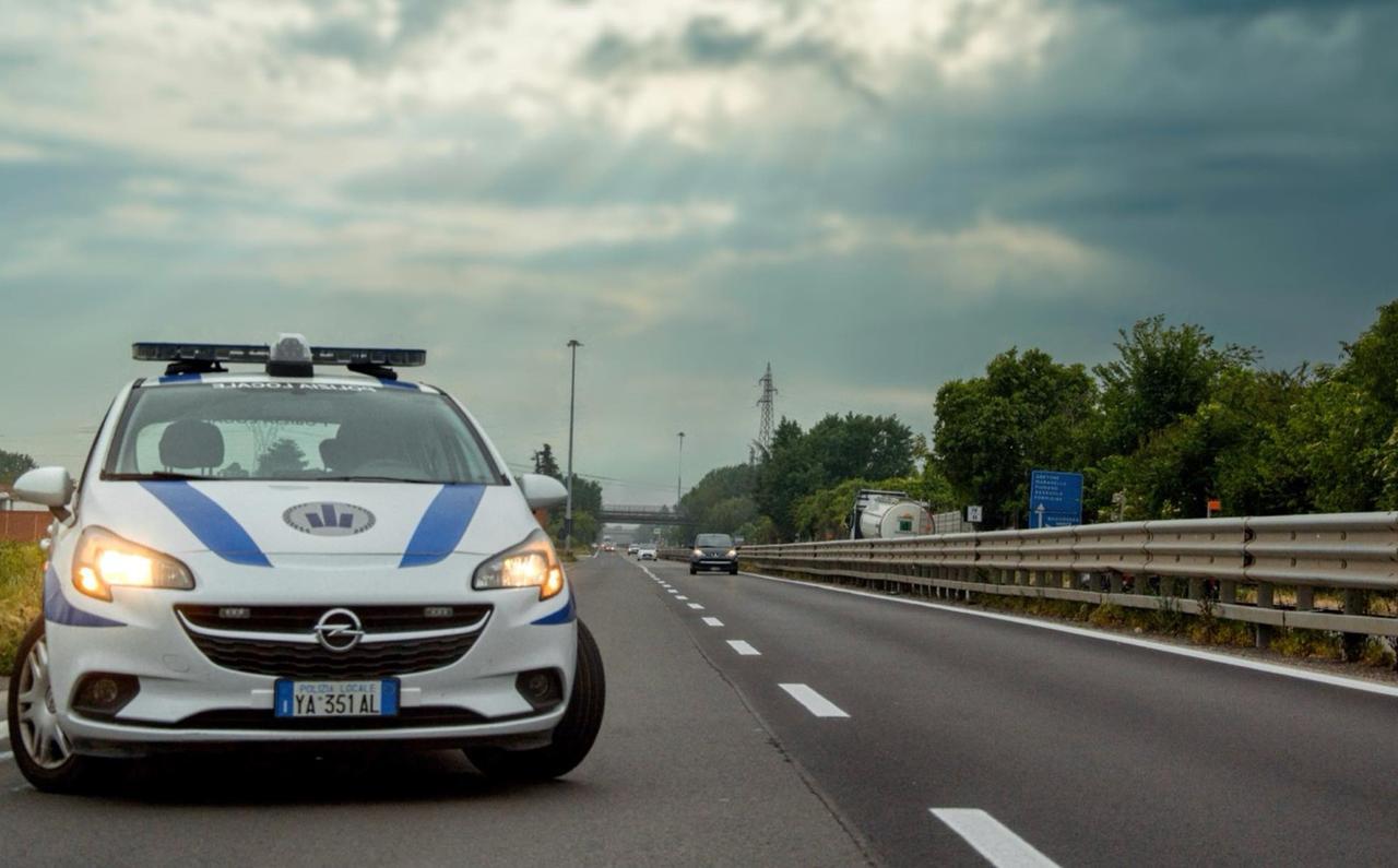Ubriaco e senza documenti fugge a piedi dopo l’incidente in tangenziale
