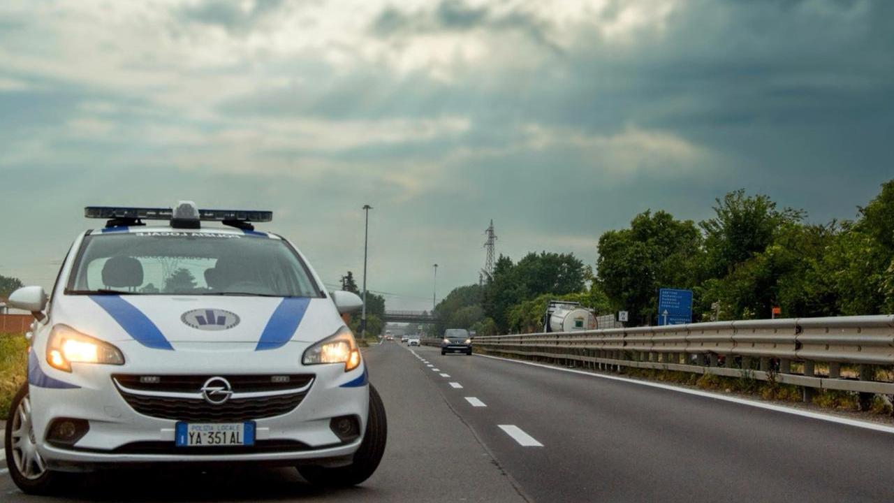 Ubriaco e senza documenti fugge a piedi dopo l’incidente in tangenziale