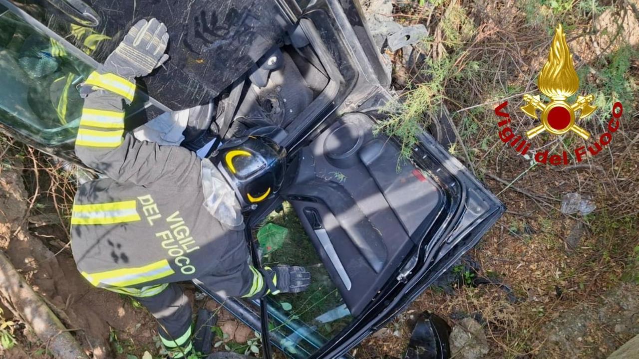 Con l’auto esce fuori strada e si ribalta: uomo trasportato in ospedale