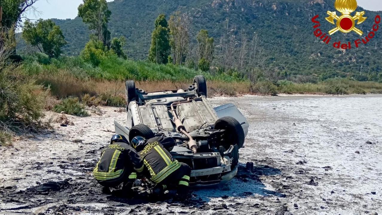 Si ribaltano con l’auto: feriti conducente e passeggero