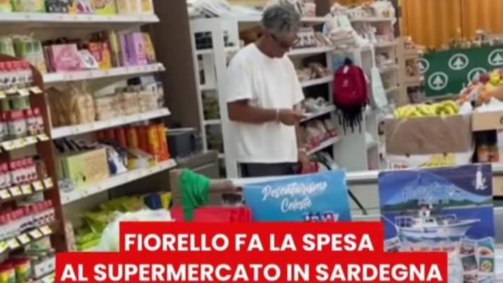 Fiorello in Sardegna va al supermercato con la lista della spesa su un foglietto: il video diventa virale