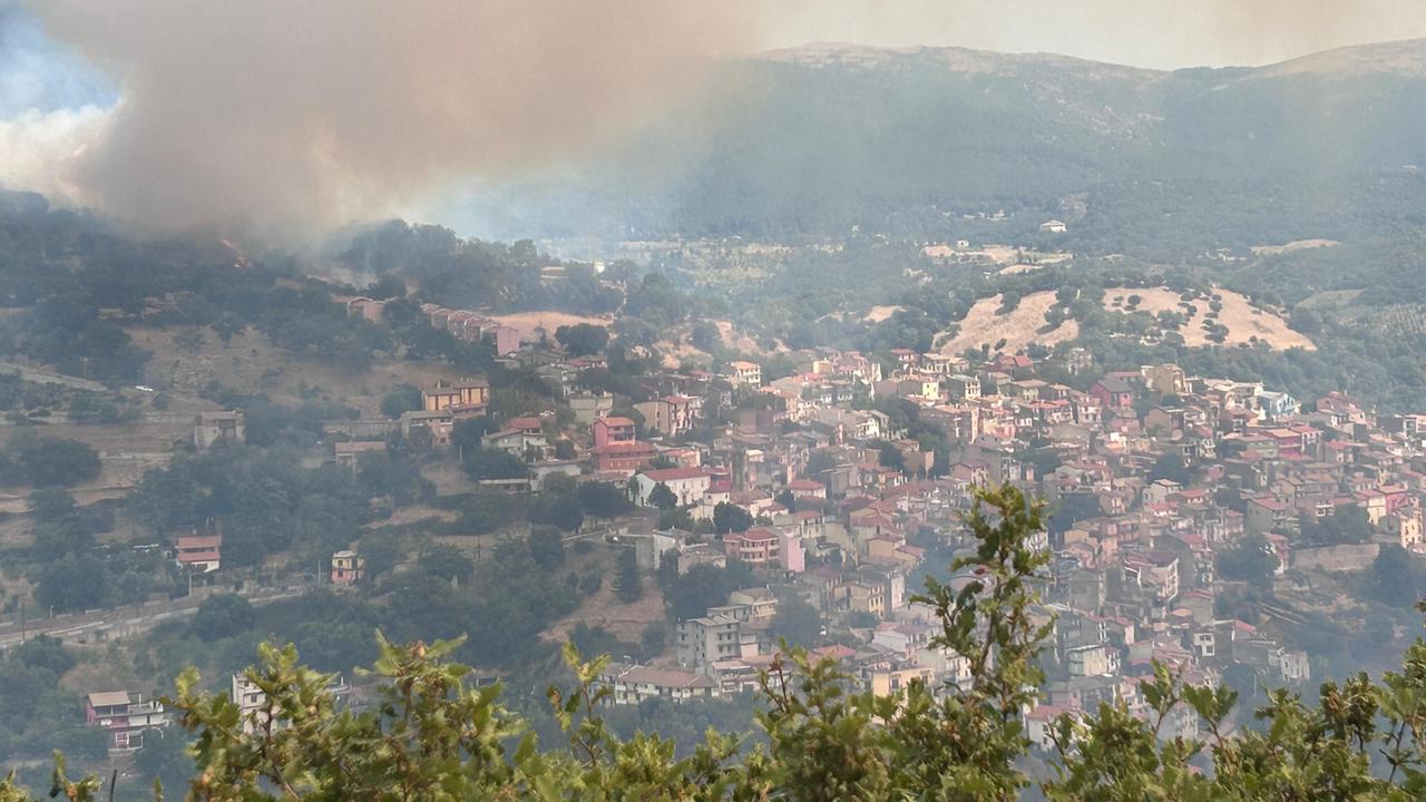 Fiamme a Seulo: le spaventose immagini dell’incendio vicino al centro abitato