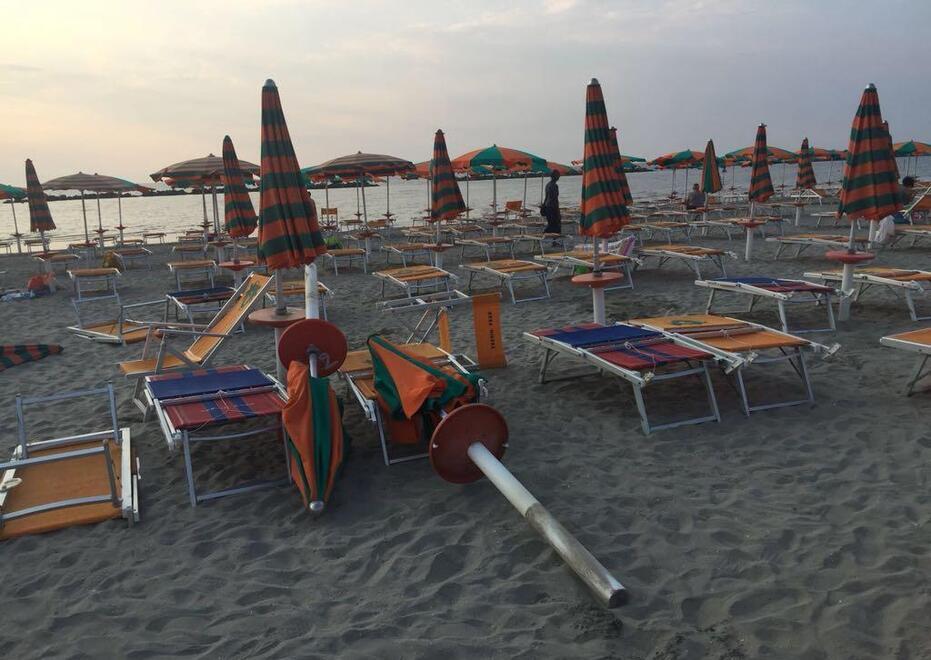 Vandali ai Lidi, gli operatori: «Tanti pagano la maleducazione di pochi»