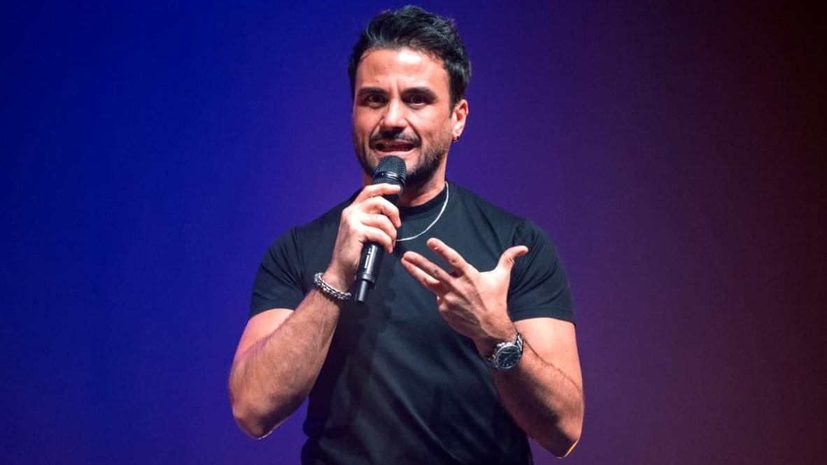 Marco “Baz” Bazzoni: «Torno sempre a Sassari per la “Faradda”. La comicità oggi non ha confini»