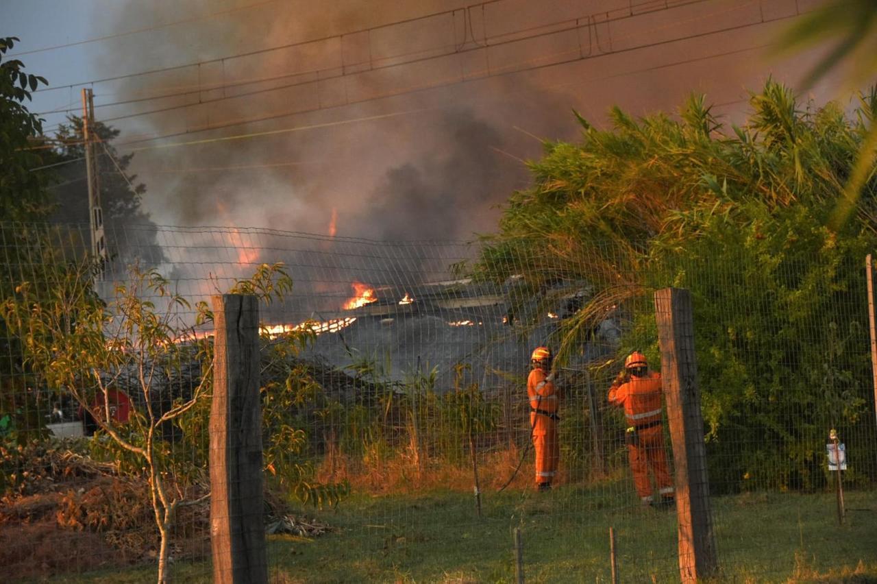 L'incendio lungo la linea ferroviaria a Grosseto (foto Agenzia Bf)