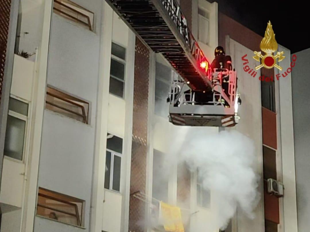 Appartamento in fiamme nella notte, paura in una palazzina