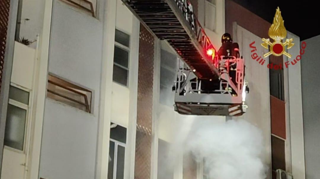 Appartamento in fiamme nella notte, paura in una palazzina