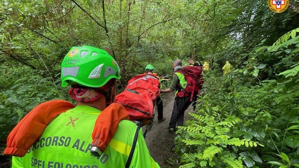 Il soccorso alpino durante l'operazione di recupero del padre 50enne