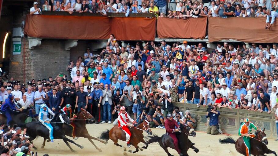 Un momento della corsa del 2023 (foto Muzzi-2023). Ieri ci sono stati gli abbinamenti di cavalli e fantini