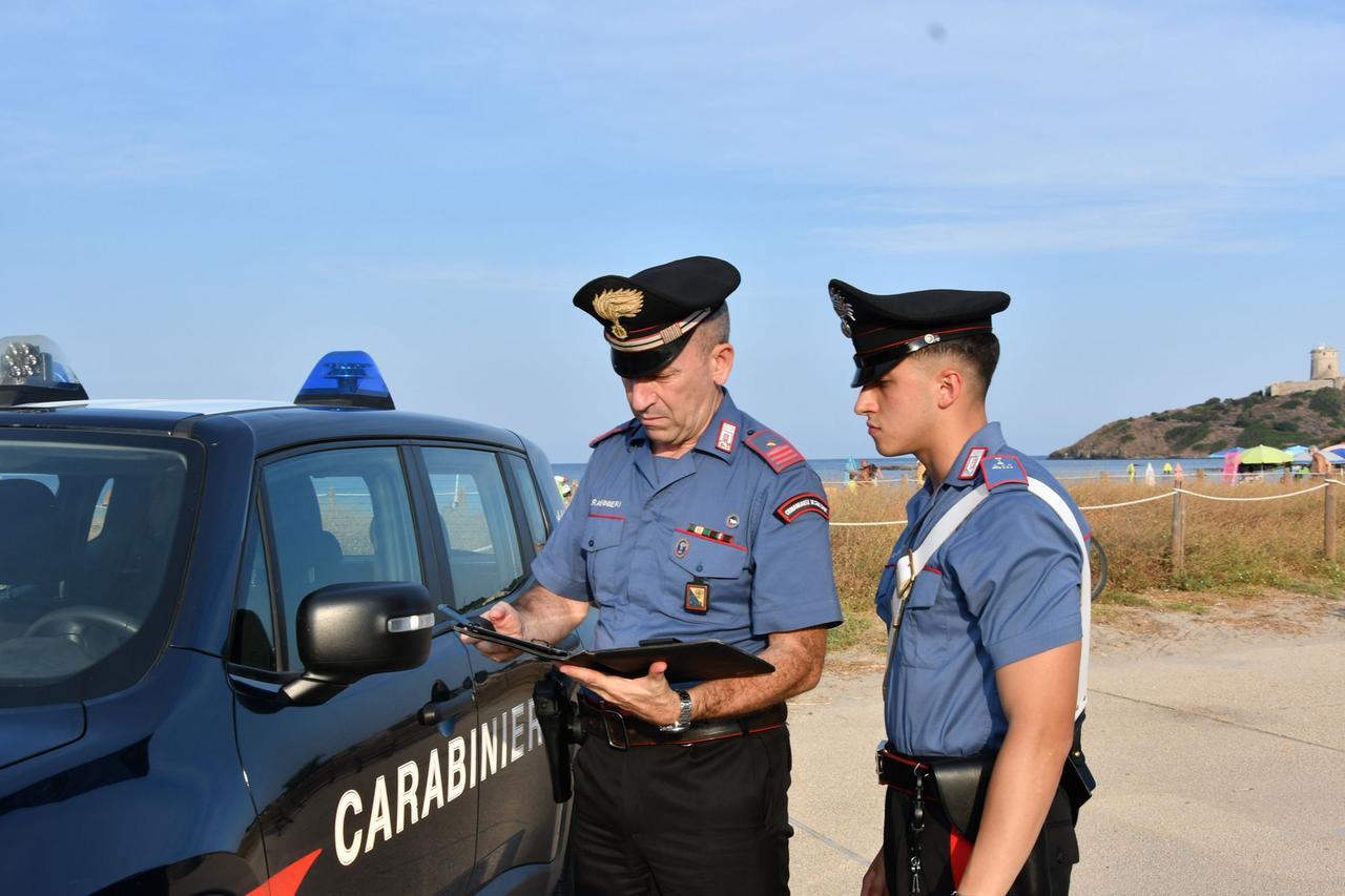 Prende i gioielli e scappa: arrestato per furto aggravato in un negozio di souvenir