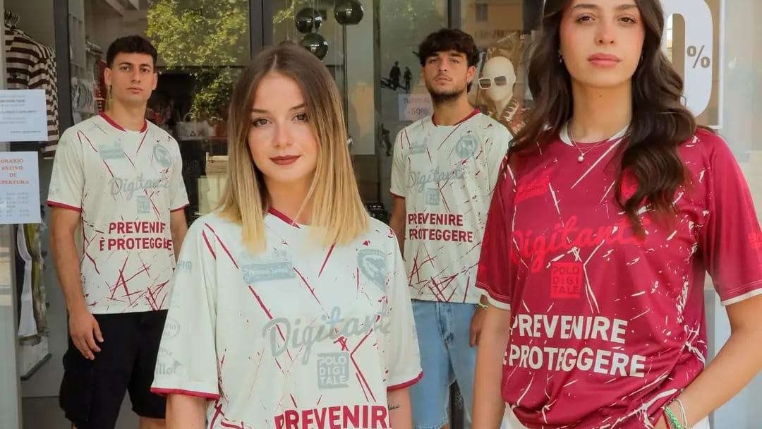 Sulle maglie del Brescello il messaggio contro la violenza sulle donne: «Prevenire è proteggere»