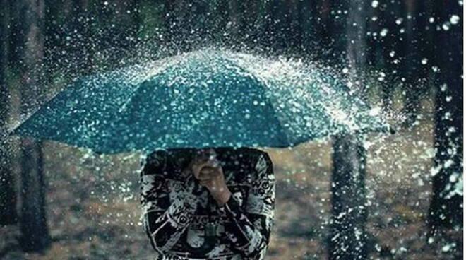 Vigilia di Ferragosto all’insegna di pioggia, bufera e grandine, scatta l’allerta meteo
