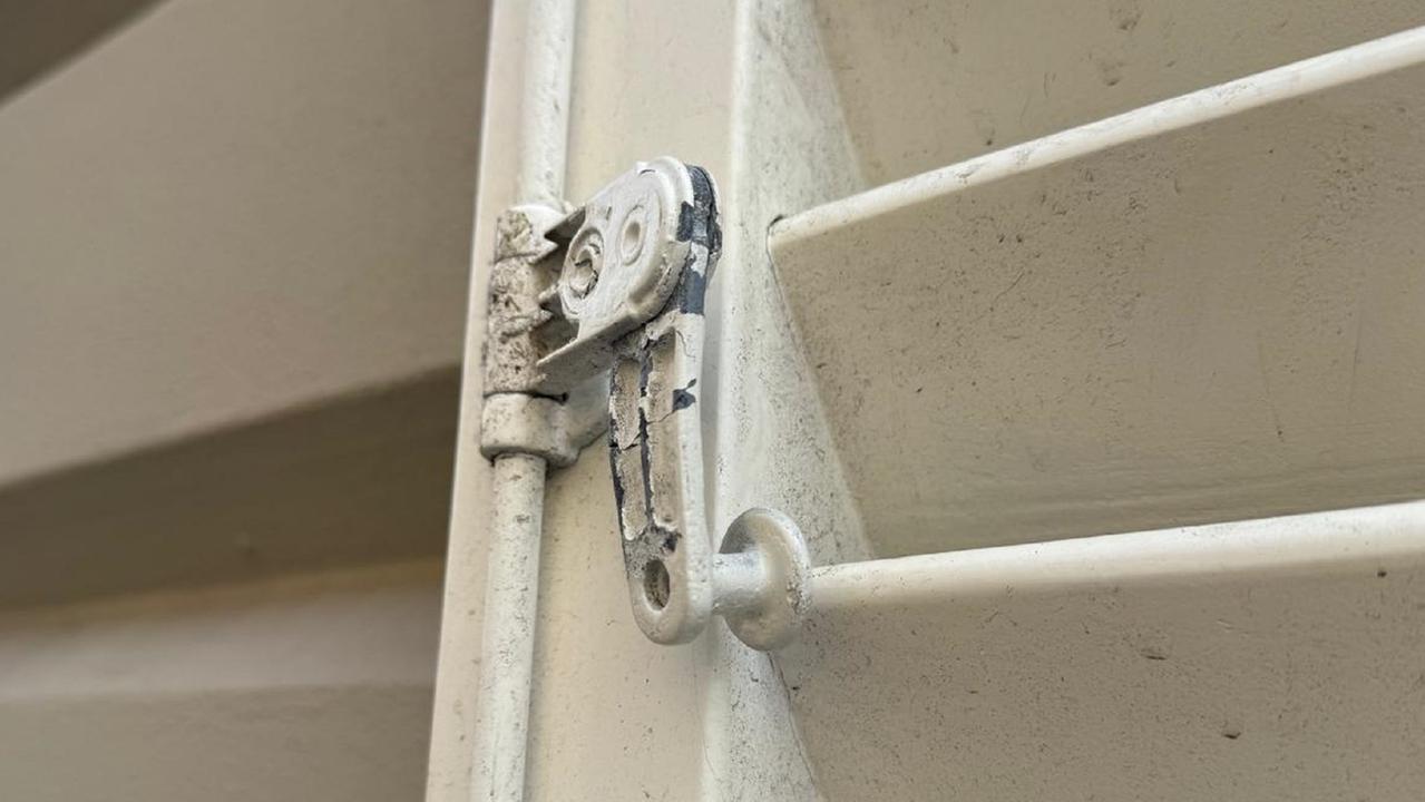 La persiana danneggiata alla gelateria Caprilli