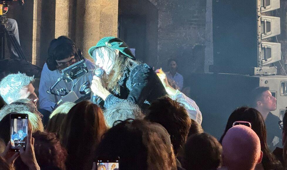 
	Lucio Corsi durante il concerto nella suggestiva Abbazia di San Galgano

