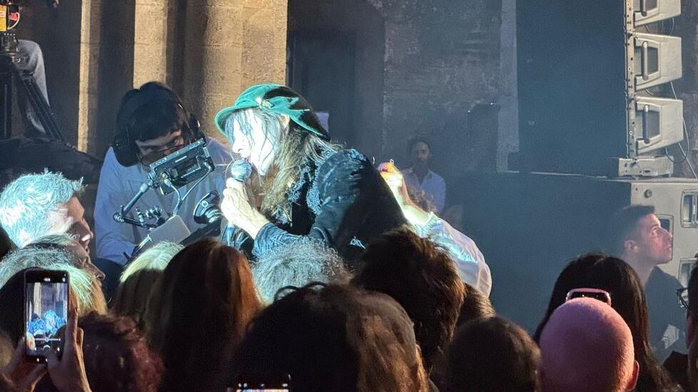 Lucio Corsi durante il concerto nella suggestiva Abbazia di San Galgano