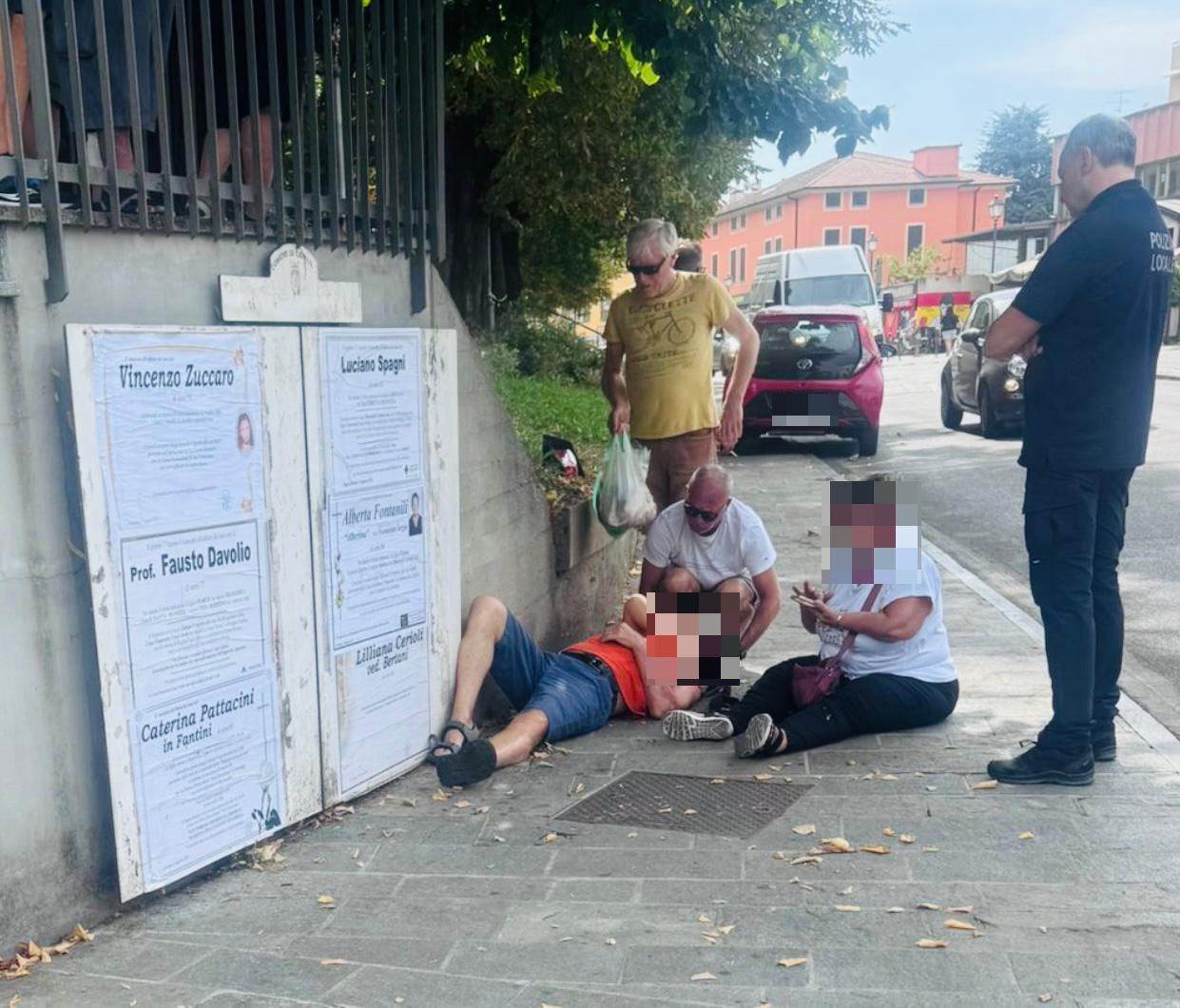 Marito e moglie travolti da un'auto in piazza mentre leggono i necrologi: 70enne grave