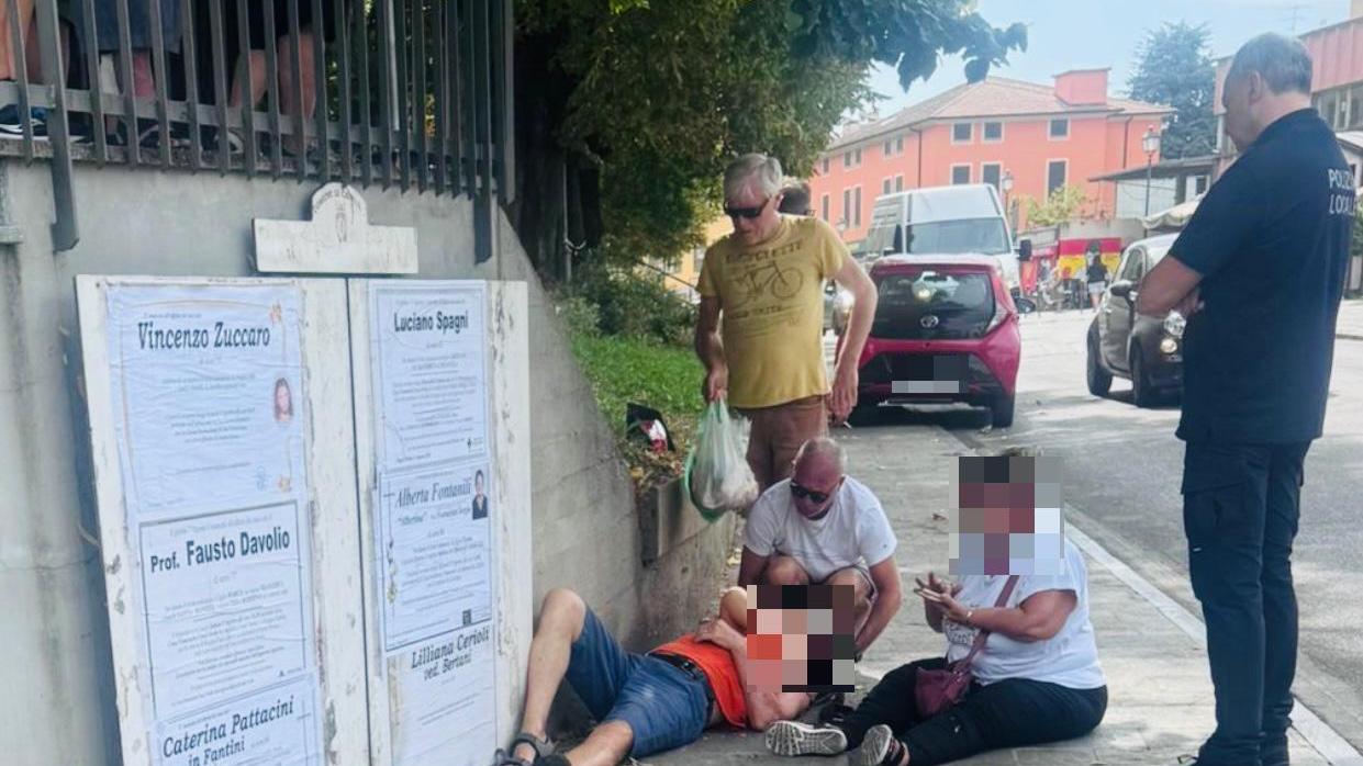 Marito e moglie travolti da un'auto in piazza mentre leggono i necrologi: 70enne grave