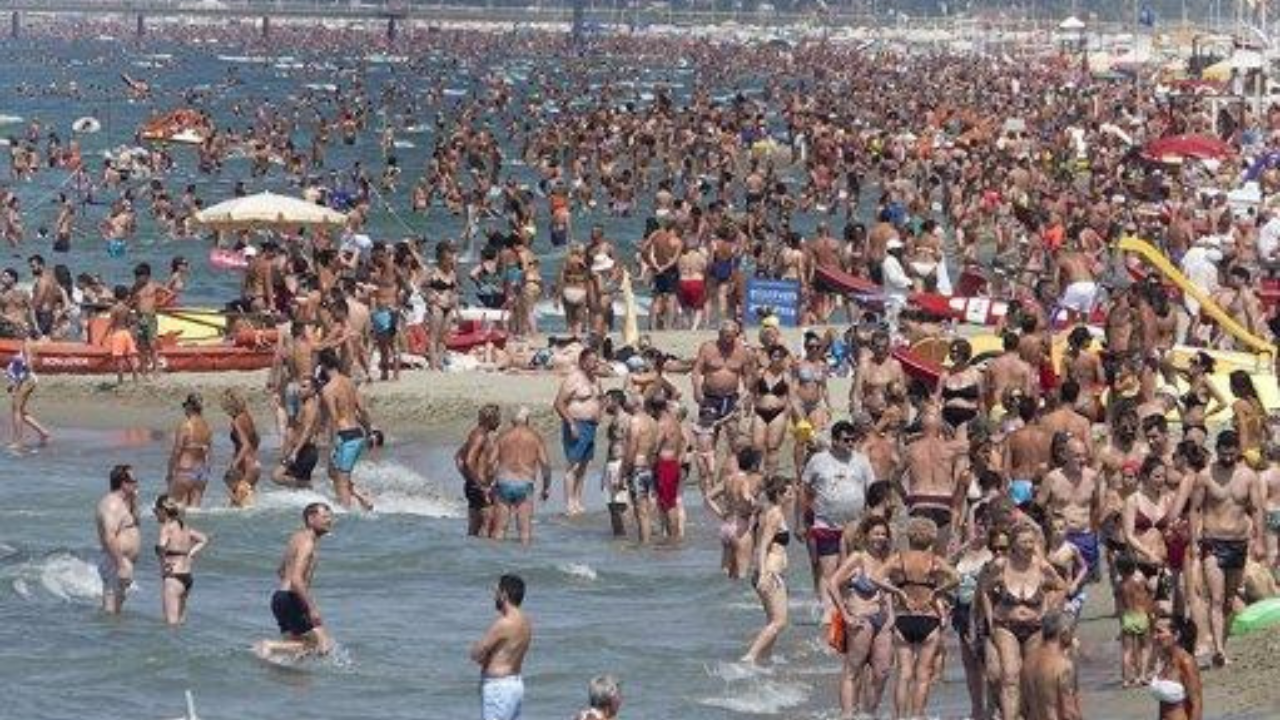 Una spiaggia affollata in Versilia (foto Paglianti)