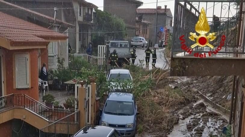 Maltempo, nubifragio a Bono: decine di interventi dei Vigili del fuoco – le immagini