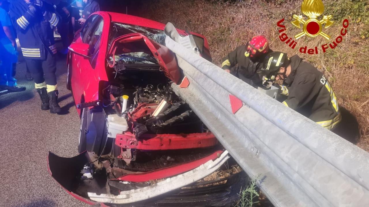 Auto esce di strada e si scontra con il guardrail: illesa la conducente
