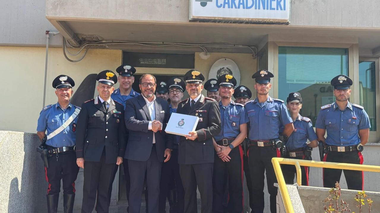 Il sindaco di Villasimius in visita alla stazione locale dei carabinieri