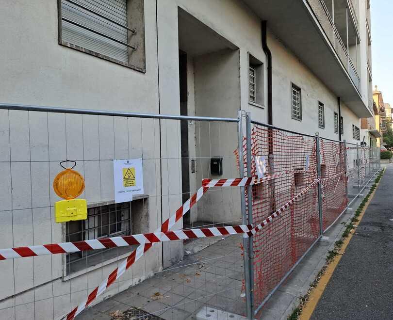 Cade l’intonaco dal balcone, transennato un palazzo in centro storico: «Pericolo di crollo»