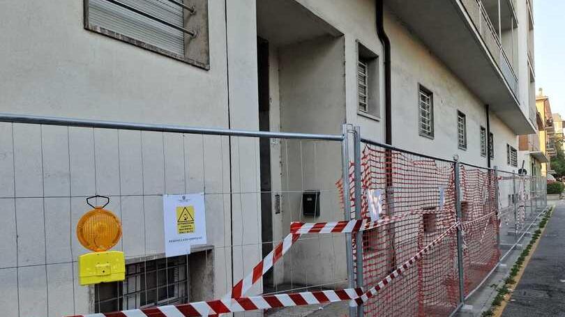 Cade l’intonaco dal balcone, transennato un palazzo in centro storico: «Pericolo di crollo»