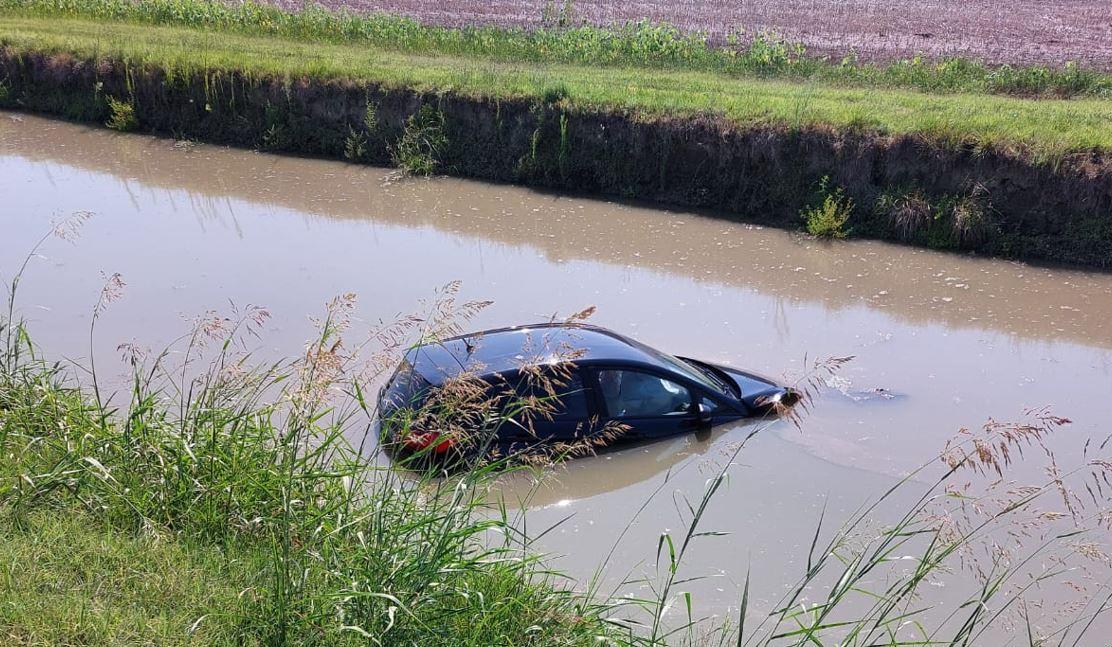 Auto nel canale a Ferrara, salva la conducente