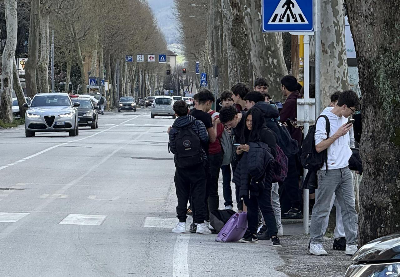 
	Studenti attendono il bus (foto d'archivio)

