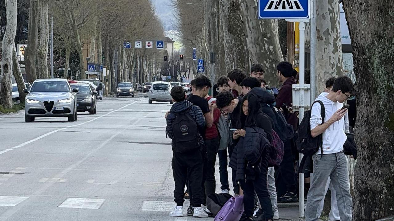 Studenti attendono il bus (foto d'archivio)