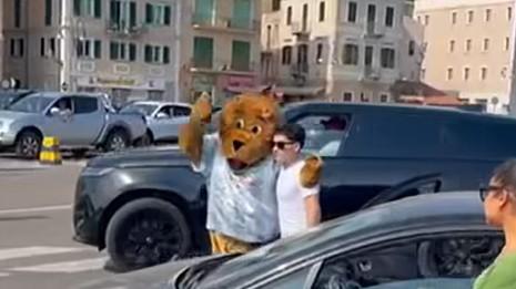 Striscioni, lacrime e applausi: il ritorno di Raoul Scarpitta dopo l’incidente è da brividi – VIDEO