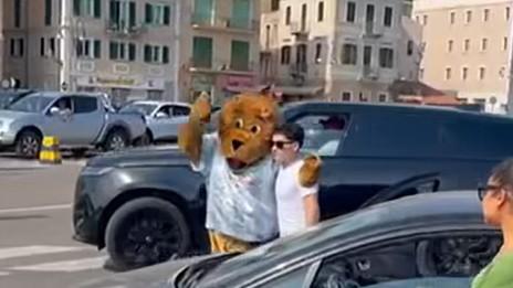 Striscioni, lacrime e applausi: il ritorno di Raoul Scarpitta dopo l’incidente è da brividi – VIDEO
