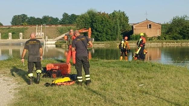 Si tuffa nel canale e non riemerge: disperso un giovane di 23 anni