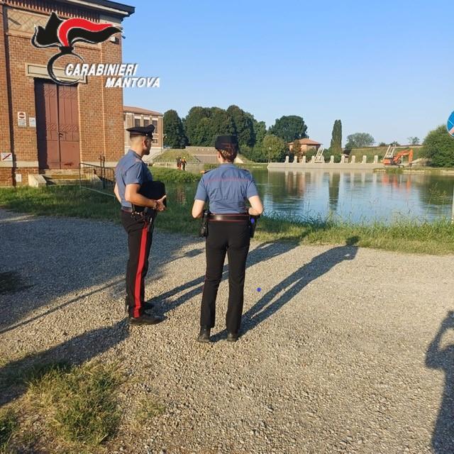 Si tuffa nel canale e non riemerge: scomparso un 24enne